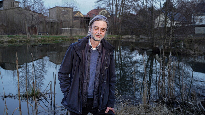 BluePlanet-Geschäftsführer Uwe Nimmrichter vor einem Teich in Kirschau. Auch den könnte seine Firma, wenn es nötig wäre, mit Bakterien entschlämmen. Die Technologie dazu stammt aus den USA, Nimmrichter will sie nun auch in Europa bekannt machen.