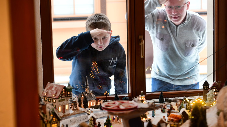 Der 12-jährige Moritz und sein Opa Heimo Donath haben die Modellbahn im Fenster gebaut.