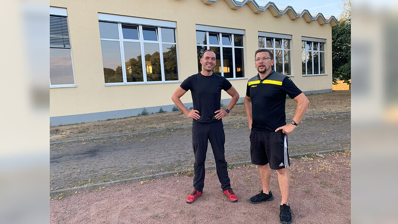 Tobias Bluhm (l.) und Marcel Koltermann vor der Kalkreuther Turnhalle. Hier startet am 31. August ein neuer Yogakurs.