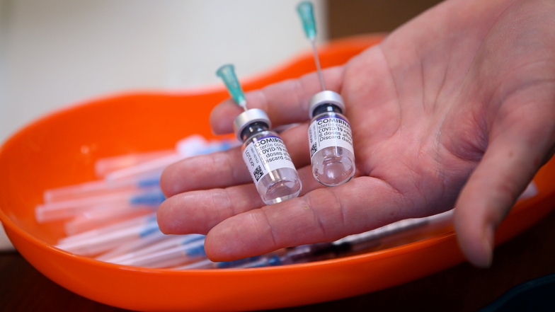 Der Impfstoff von Biontech-Pfizer wird In der Praxis der Meißner Allgemeinmedizinerin Dr. med. Heinke ausschließlich verwendet.