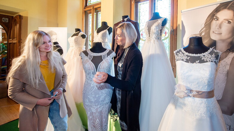 Der Termin steht schon fest, bei der Auswahl des Kleides lässt sich Stefanie Klippel aus Kamenz gern noch professionell von Katja Kluge von "Vitalo Fest & Brautmode" aus Oschatz beraten.