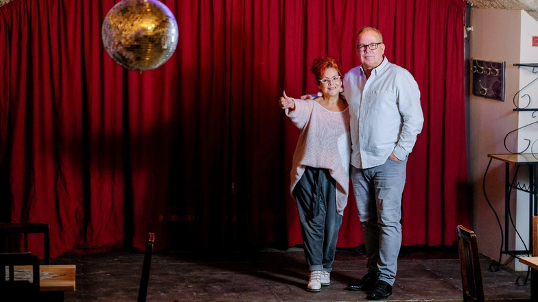 Anette Paul und Roland Dix kehren mit ihrem Kabarett "Die Raspel" auf die Bühne im Tonnengewölbe des Gasthauses zurück.