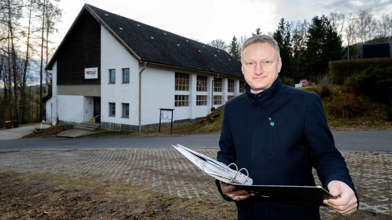 In wenigen Wochen, so hofft Sohlands  Bürgermeister Hagen Israel, soll Baustart am Ski- und Wanderareal in Sohland sein. Als erstes entsteht ein Gerätehaus, danach wird die Sporthalle modernisiert.