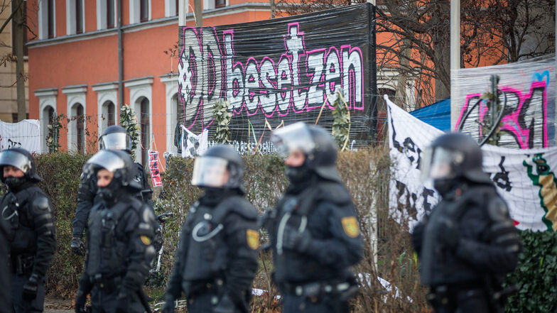 Am Tag der Räumung am 22. Januar 2019 umstellte die Polizei das besetzte Haus auf der Königsbrücker Straße in Dresden.