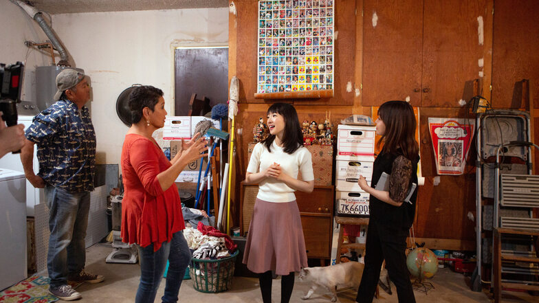 Die japanische Bestsellerautorin Marie Kondo (2.v.r.) in einer Szene der Netflix-Serie "Aufräumen mit Marie Kondo".
