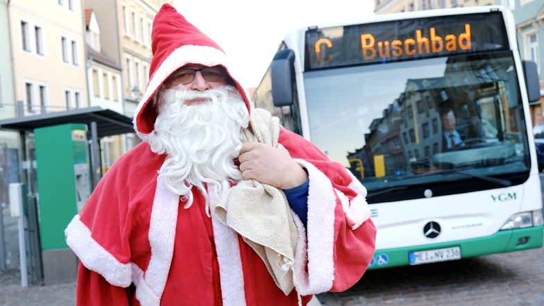 Am letzten Schultag vor den Weihnachtsferien springt Hagen Mehner als Weihnachtsmann zwischen den Buslinien hin und her. Für Groß und Klein hat er Geschenke dabei.