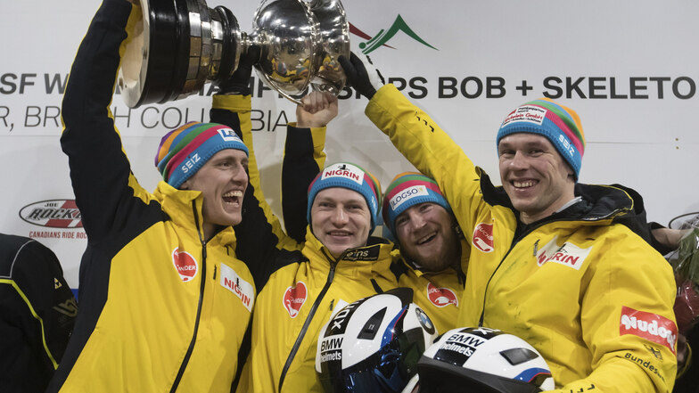 Vier Männer und ein Pokal:  Thorsten Margis, Francesco Friedrich, Martin Grothkopp und Candy Bauer (v. l.) sind Weltmeister.