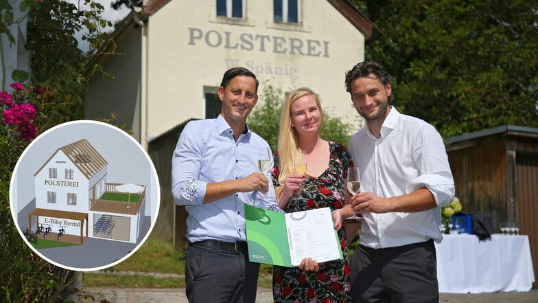 Die alte Polsterei neben dem Hotel wird  zur E-Bike-Station. Sebastian Hentschel (v.l.), Veronika Vajdova und Christoph Hentschel mit dem Förderbescheid.