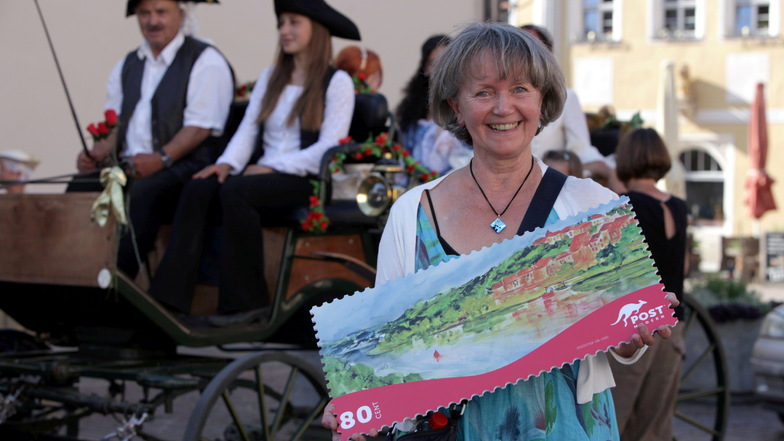 Eine übergroße Briefmarke von Post Modern als Preis: Anette Richter aus Dresden gewann den Malwettbewerb beim Canaletto-Malerfest in Pirna.