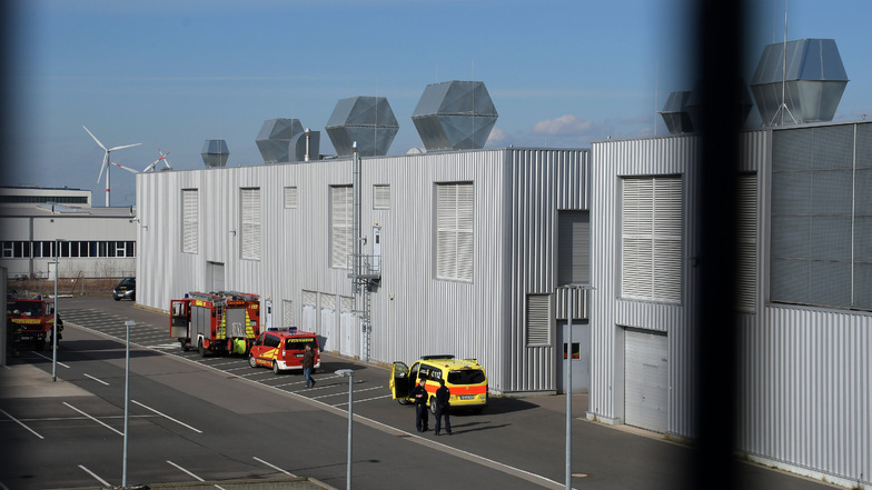 Feuerwehr und Rettungsdienst samt Hubschrauber sind am Donnerstagnachmittag ins Gewerbegebiet Döbeln zur Firma Cotesa ausgerückt.