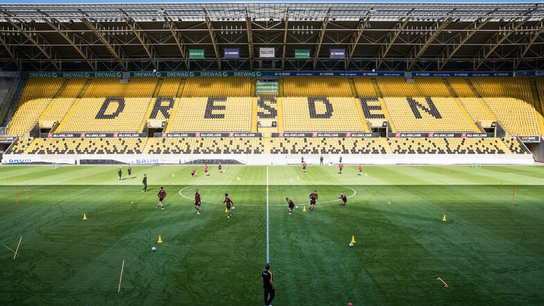 Dynamos Profis trainieren am Mittwoch zum ersten Mal während der Corona-Pandemie unter Ausschluss der Öffentlichkeit in kleinen Gruppen im Rudolf-Harbig-Stadion.