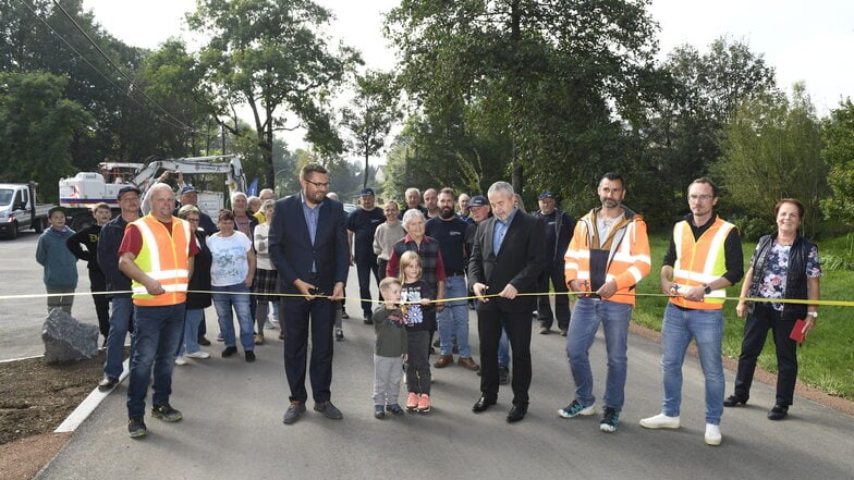 Landrat Michael Geisler (re.) und Bürgermeister Markus Wiesenberg (beide CDU) gaben am Dienstag die Straße durch Löwenhain wieder für den Verkehr frei.