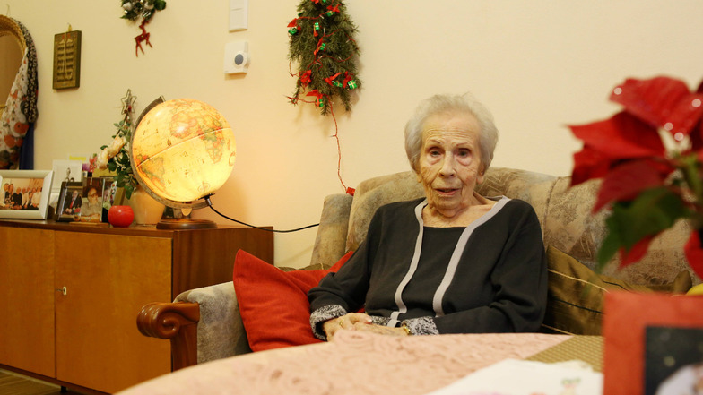 Den Globus hat Ingeborg Puschmann oft vor Augen: Die 103-Jährige ist nach der Wende viel gereist, war auch in Amerika.