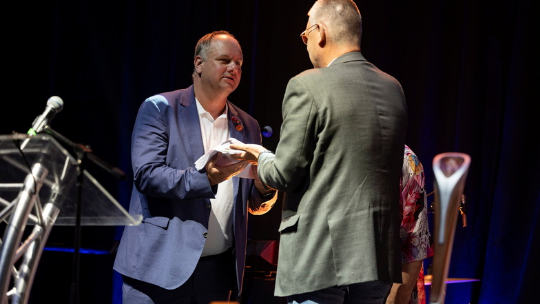 Oberbürgermeister Dirk Hilbert nahm im vergangenen Jahr in Perth den Staffelstab für die 25. Auflage der World Transplant Games in Dresden entgegen.