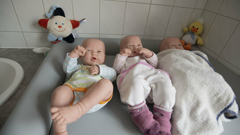 Auch das Thema Kinderkrankenpflege ist Teil der dreijährigen Ausbildung zur Pflegefachkraft. Glücklicherweise halten diese Modell-Babys still.