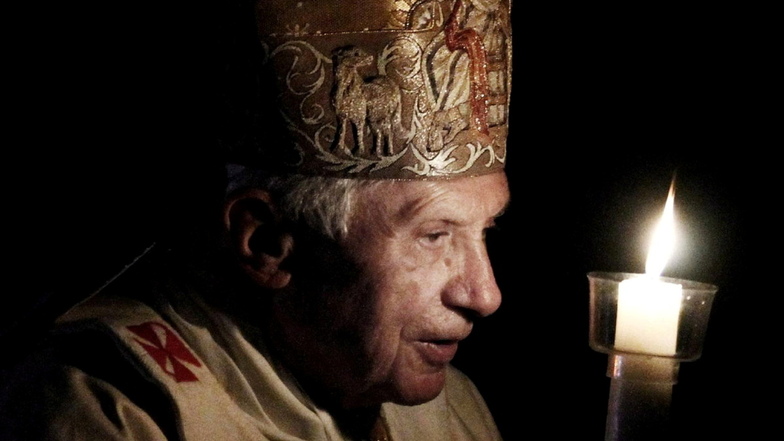 07.04.2012: Benedikt XVI. hält beim Ostergottesdienst im Petersdom im Vatikan das Osterlicht.
