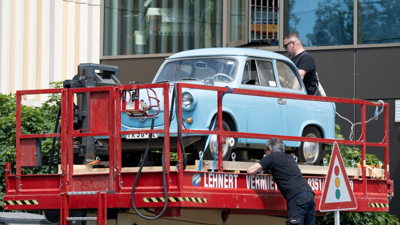 Der Trabant wurde auf einer Hebebühne vor dem Museum für den Abtransport vorbereitet. Insgesamt 19 Fahrzeuge werden aus den Ausstellungsräumen des Museums geholt.
