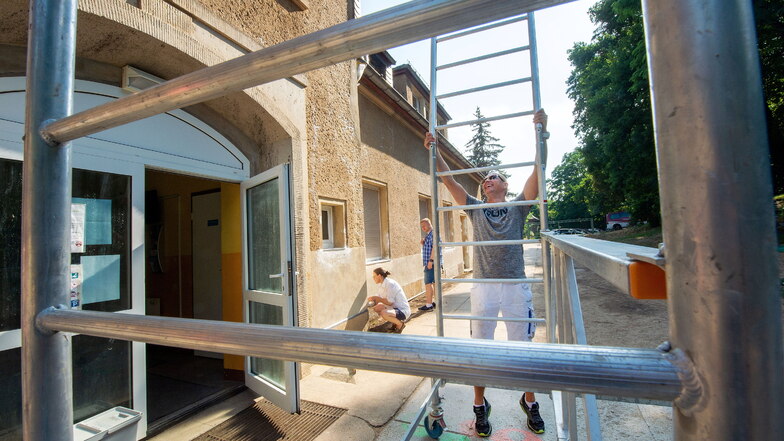 André Egger baut ein Gerüst an der Nordwand des Hortgebäudes am Augustusweg auf. Eltern der Hortkinder in der Oberlößnitz bringen die Fassade auf Vordermann.
