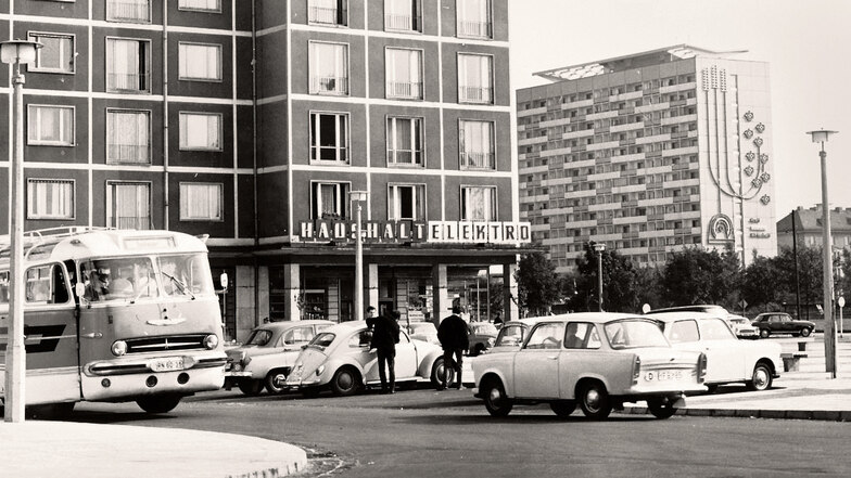 Guck mal, ein Westauto: Ein VW Käfer zieht auf dem Rathausvorplatz in Dresden die Blicke der Passanten auf sich. Die Aufnahme stammt aus dem Jahr 1967. Links ein Ikarus-Bus.
