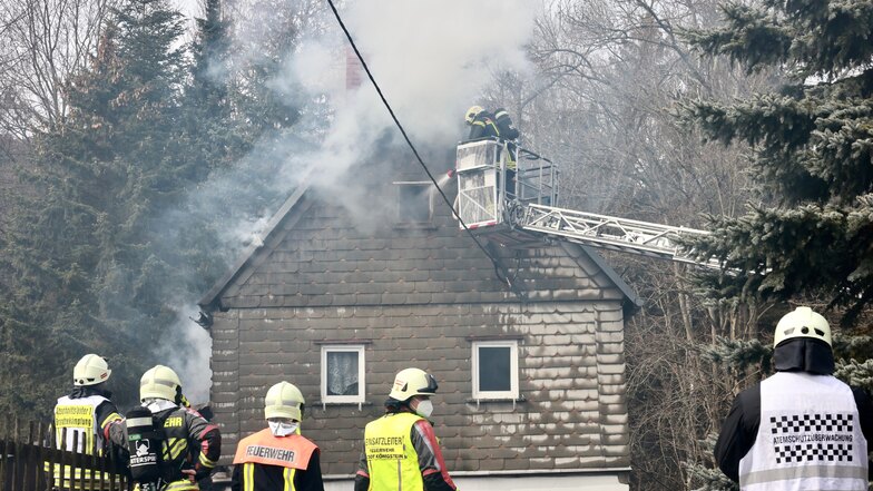 Im Dach des Wohnhauses in Bielatal ist am Dienstag ein Feuer ausgebrochen.