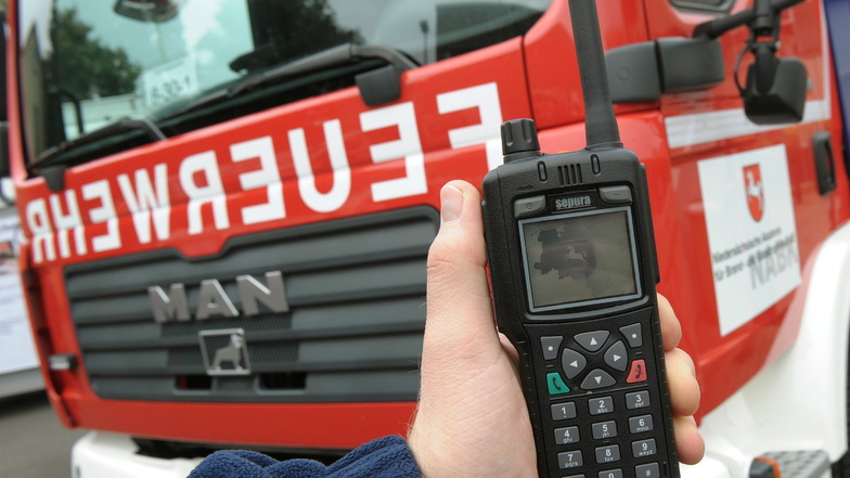 Die richtige Funktechnik ist bei Einsätzen der Feuerwehren wichtig. Die Großröhrsdorfer Kameraden erhielten jetzt vier Geräte, die speziell für Reinräume konzipiert sind. Bei dem Foto handelt es sich um ein Symbolbild.