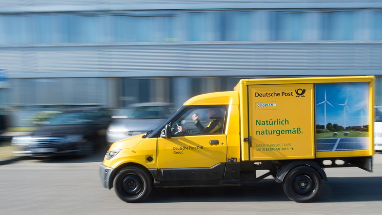Ein Streetscooter fährt über den Hof des Briefzentrums der Deutschen Post in Osterweddingen. Die Post hat einen Käufer für die Produktion der Autos gefunden.