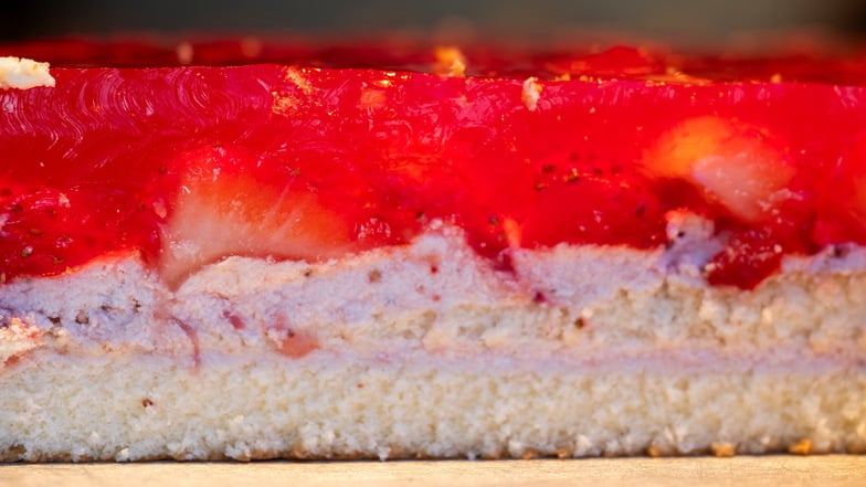 Da läuft einem schon beim Hinsehen das Wasser im Munde zusammen. Erdbeertorte gehört einfach zum Sommer dazu.