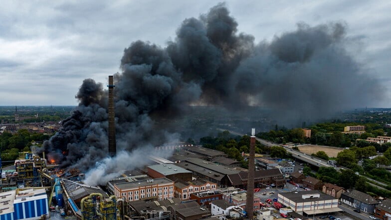 Dichter Rauch steigt bei einem Brand aus einem  Duisburger Chemiewerk auf.