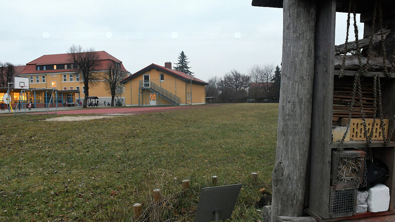 Am Insektenhotel auf dem Schulhof der Grundschule Daubitz biegt die künftige Laufstrecke für den Sportunterricht wieder in die Gegenrichtung ein.