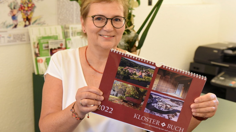 Redakteurin Sylvia Jentzsch zeigt den neuen Fotokalender vom Kloster Buch. Die meisten Aufnahmen hat Klostermitarbeiterin Karen Benndorf beigesteuert.