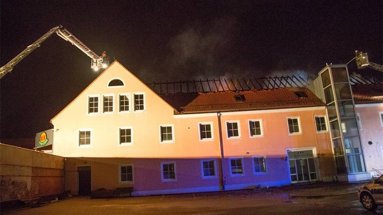 Feuer in geplanter Asylunterkunft in Bautzen: In dem ehemaligen Hotel Husarenhof brach in der Nacht zum Sonntag ein Feuer aus.
