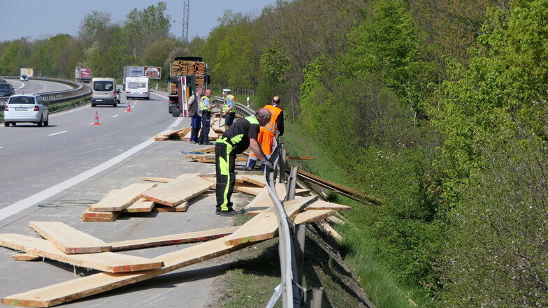 Laster verliert Holzbretter auf der A14