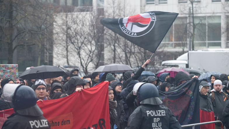 Rund 4.800 Dresdnerinnen und Dresdner demonstrierten im Februar gegen deutlich weniger Neonazis. Der Umgang damit sorgt für eine Debatte.