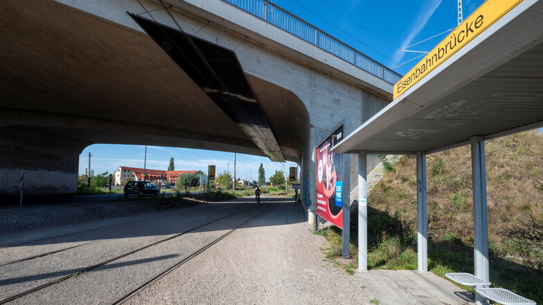 Die Straßenbahnhaltestelle unter der Eisenbahnbrücke an der Stadtgrenze zwischen Radebeul und Coswig ist nicht barrierefrei und gleicht einem Feldweg. Ausbaupläne liegen seit Jahren in der Schublade.
