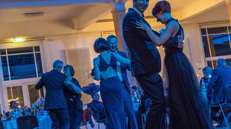 Tanzen gehört dazu: OB Marco Müller (CDU, vorn) und Frau Kathleen Kunze gehörten zu den ersten Paaren auf dem Parkett beim Riesaer Wirtschaftsball.