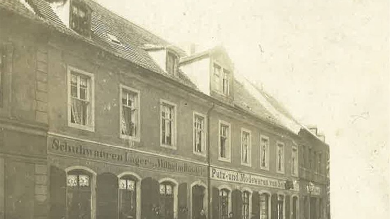 Berliner Straße 3:  Um 1910 sieht man hier den Putz- und Modewarenladen von Selma Korn, davor Schuhwaren von Schuhmachermeister Rößler, später HO-Taschenwaren.