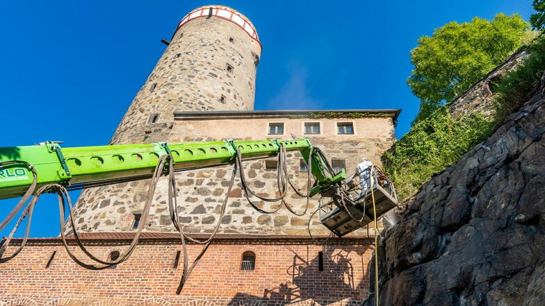 In zehn Metern Höhe sichert Michael Schkoldow das Granitgestein unterhalb der Alten Wasserkunst in Bautzen, damit sich keine Steine lösen.