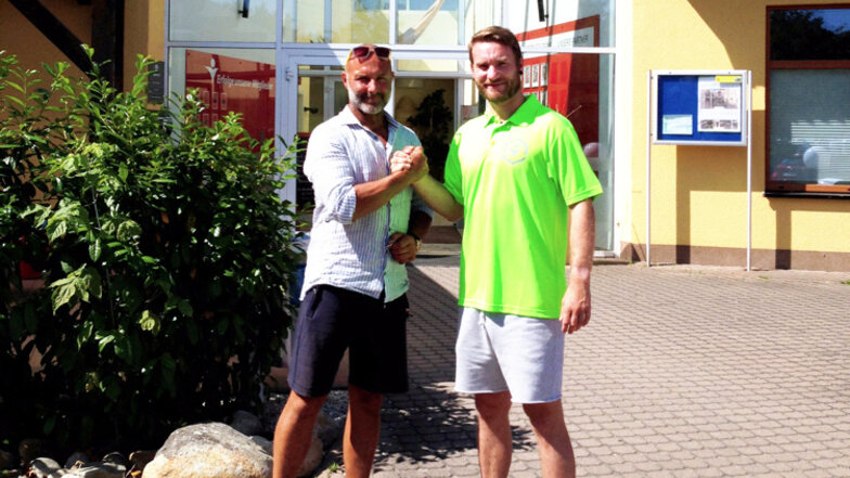 Enrico Müller, Inhaber des „Speicher 5“ (vormals City Fitness), und Studioleiter Michael Sarniak (rechts) am neuen Eingangsbereich des Hauses für Reha-Sport und Physiotherapie im Gewerbegebiet Seidewinkel.
