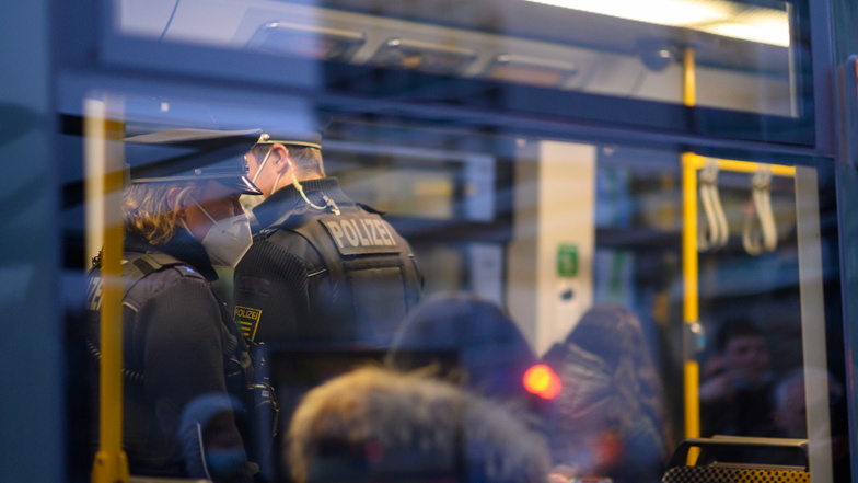 Polizisten in einer Straßenbahn in Dresden: Die Beamten kontrollieren die Einhaltung der neuen Corona-Regeln