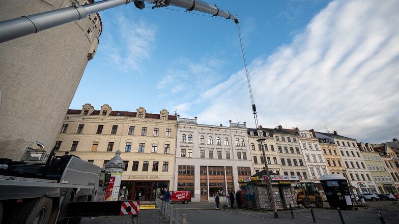 Der Zeitungskiosk wird mit einem mobilen Kran aufgrund der Bauarbeiten am Elisabethplatz auf den Marienplatz versetzt.