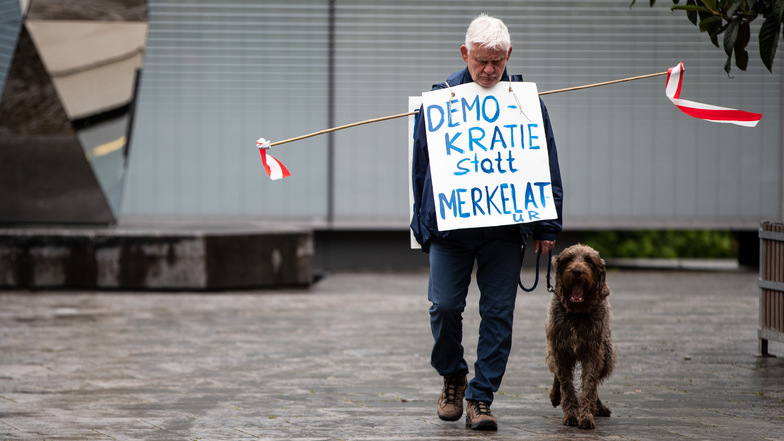 Wir leben in keiner Demokratie, sondern in einer Diktatur - das jedenfalls glaubt dieser Demo-Teilnehmer in Stuttgart.