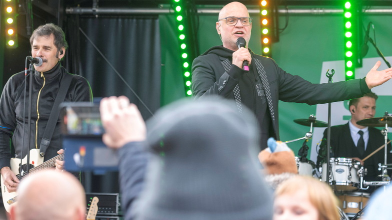 Steffen Lukas mit seinem Plattenbauorchester bei der Radio-PSR-Sachsenmeisterschaft in Großenhain. Die Stadt hatte gewonnen und bekommt nun Siegerbesuch.