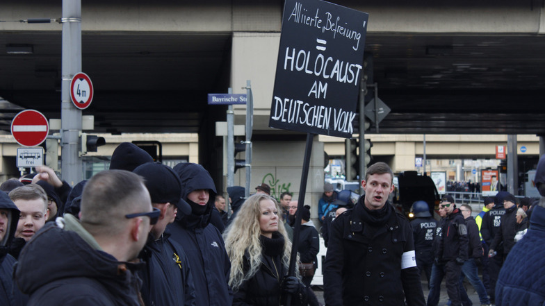 Ex-Pegida-Frontfrau Kathrin Oertel lief am Samstag bei einer Neonazi-Demonstration mit. Ihr Plakat mit der Aufschrift „Alliierte Befreiung = Holocaust am Deutschen Volk“
ist nun ein Fall für den Staatsschutz.
