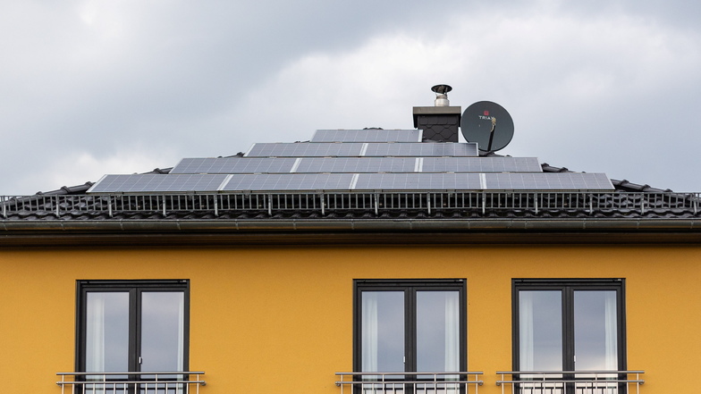 Fotovoltaik-Anlage auf dem Haus von Dieter Wiebusch in Graupa: Sie erzeugen ausreichend Energie fürs eigene Stromnetz, die Heizung und das Elektroauto.