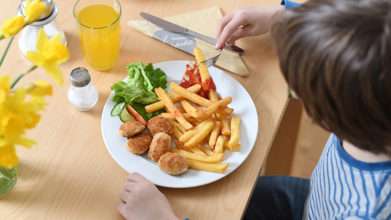 Ein bis zweimal im Monat reicht: Junkfood wie Chicken Nuggets mit Pommes und Ketchup sollten Kinder nur gelegentlich essen.