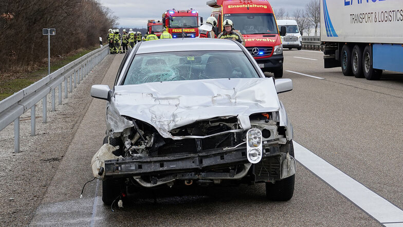 Ein Volvo fuhr auf einen Sattelzug auf und erlitt vermutlich Totalschaden.