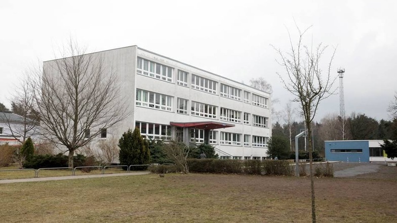 Schule verkauft   Die Gemeinde Schwepnitz verkaufte das Schulgebäude der Freien Schule 2016 an den Trägerverein. Die Mitglieder planen jetzt einen Anbau, um das Konzept umsetzen zu können.