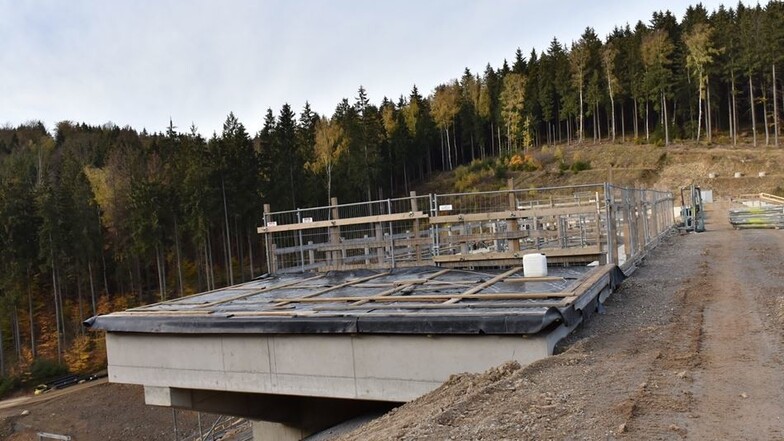Auf dem Damm ist das Fundament betoniert für das Betriebsgebäude, in dem die Technik untergebracht wird.