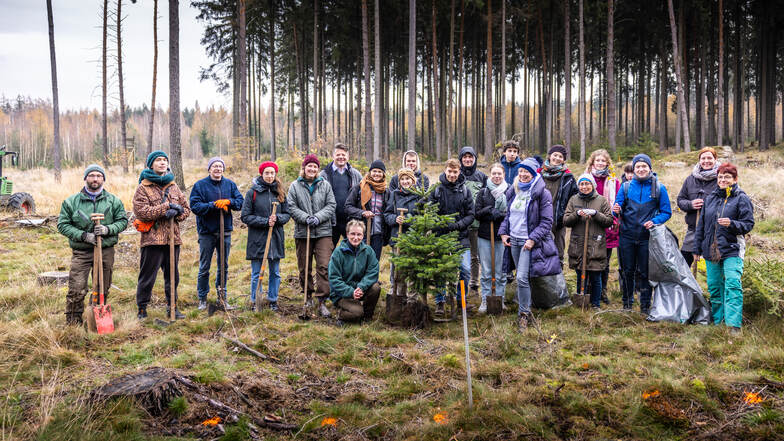Studenten der Hochschule haben im Stadtwald Bäume gepflanzt. Daran nahmen auch OB Thomas Zenker, Hochschul-Kanzlerin Karin Hollstein, Prorektorin für Bildung und Internationales Sophia Keil und Forstbetriebsleiterin Angela Bültemeier teil.