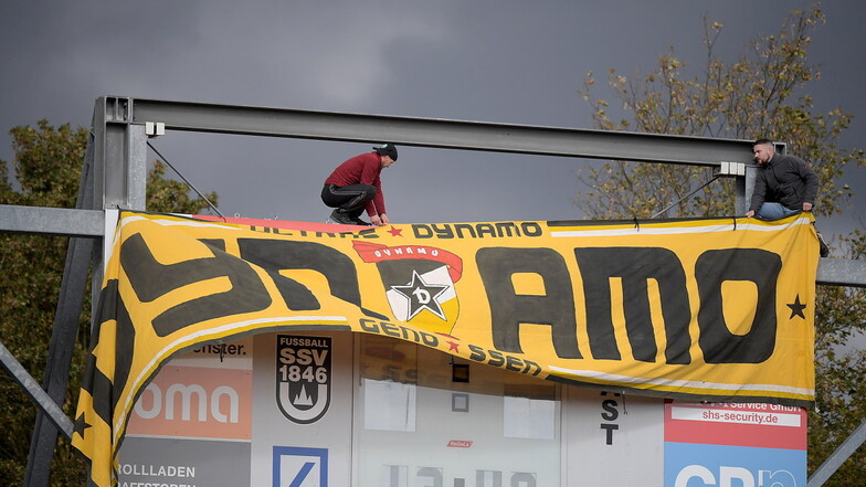 Vor der Partie hissen Fans von Dynamo Dresden ein Banner über der Ulmer Anzeigetafel.
